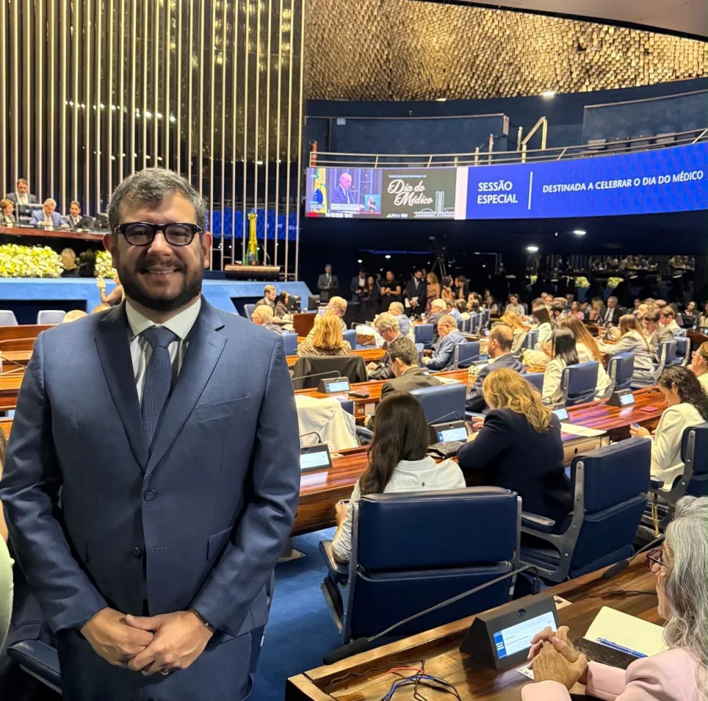 Deputado Gabriel Porto participa de homenagem ao Dia do Médico no Senado
