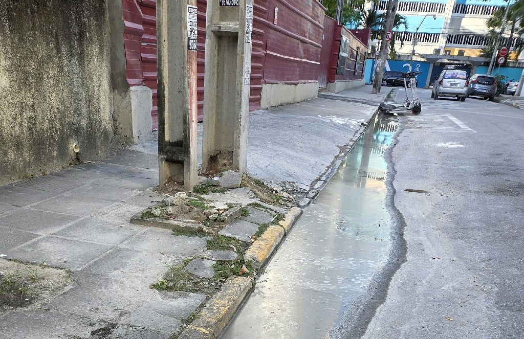 Descarte irregular de resíduos de obras causa entupimento em Boa Viagem