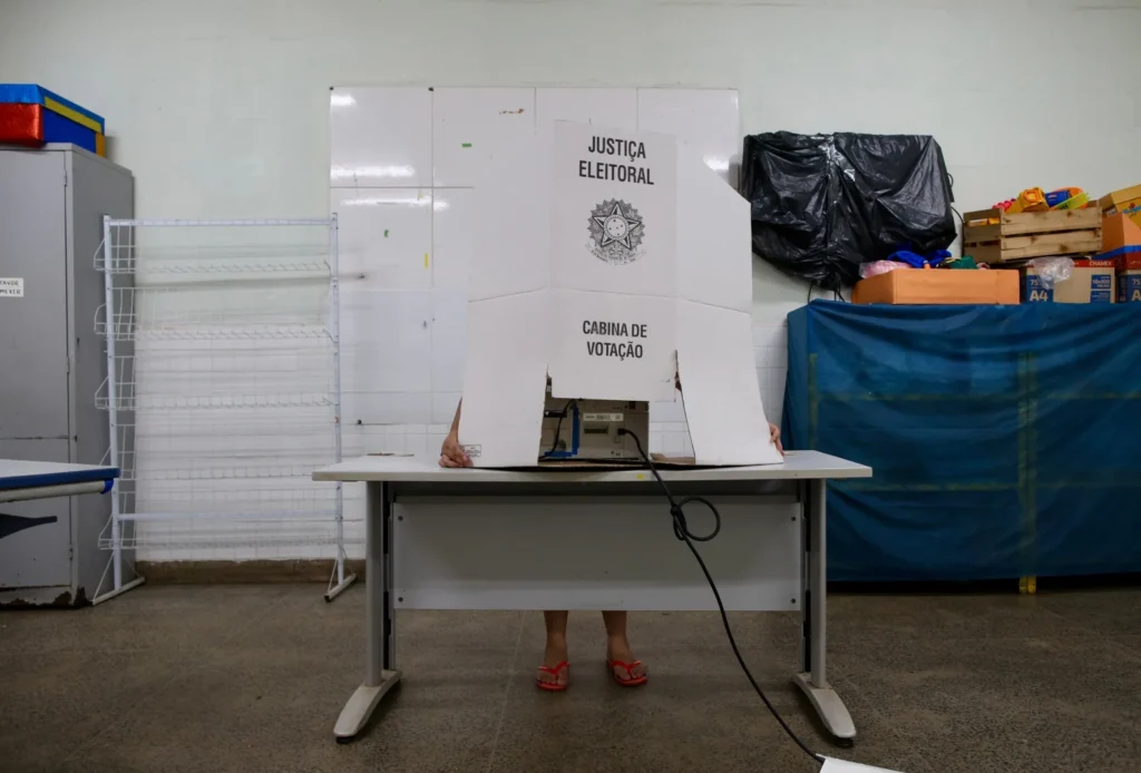 Distribuição e montagem de urnas eletrônicas para Eleições 2026