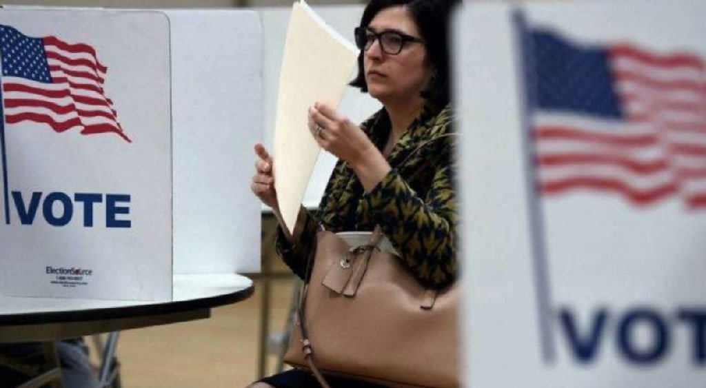 Eleitores dos EUA mostram preferência por democratas, mas desconfiam de ambos os partidos