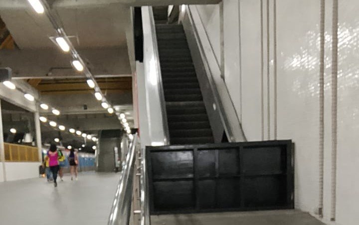 Escada rolante quebrada no metrô do Recife gera transtornos