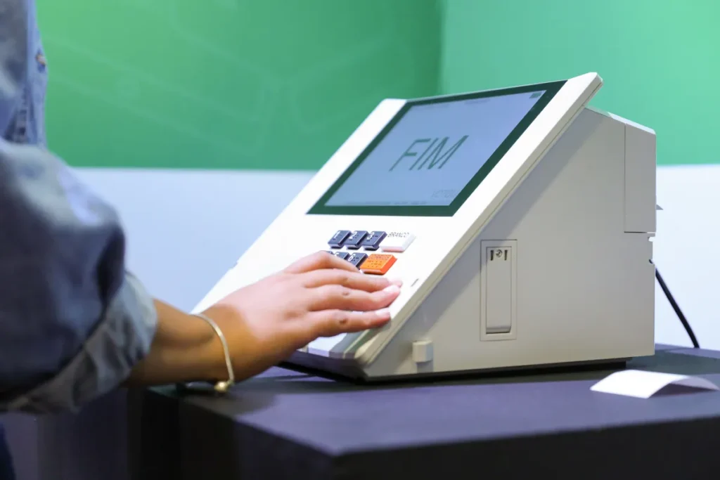Especialista prevê migração de votos da terceira via para Flávio Bolsonaro