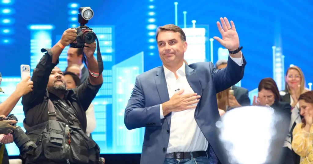 Flávio Bolsonaro afirma ter reduzido dívida pública em R$ 220 bilhões