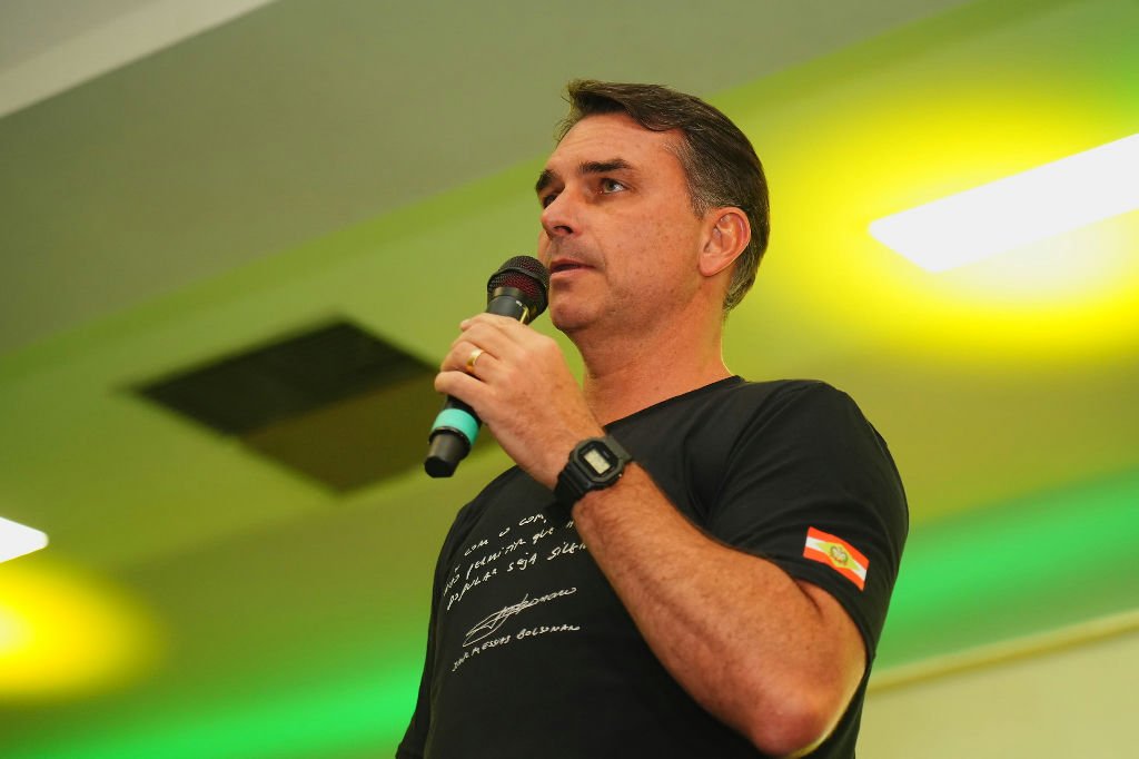 Flávio Bolsonaro confirma presença em debate após recuo