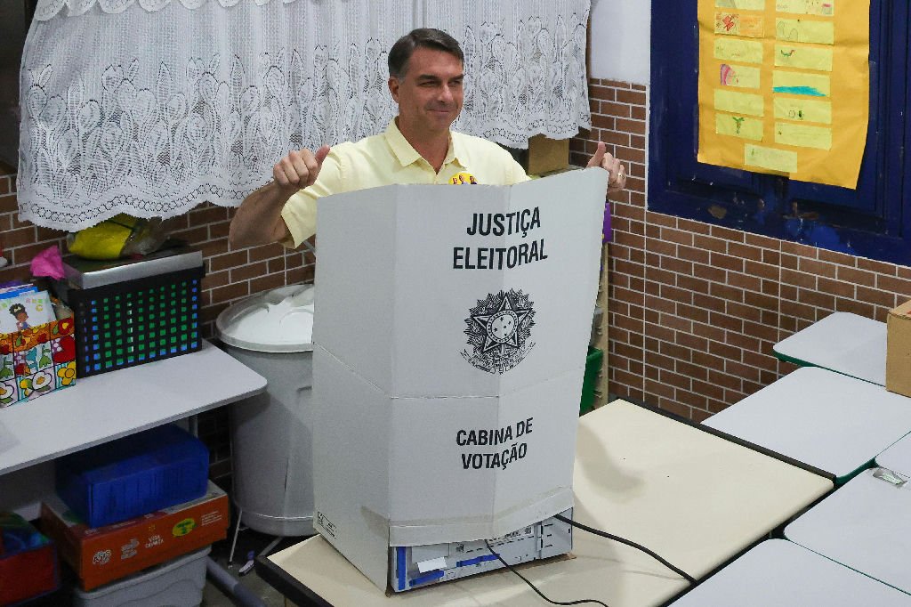 Flávio Bolsonaro declara fim da era PT em discurso pós-eleitoral
