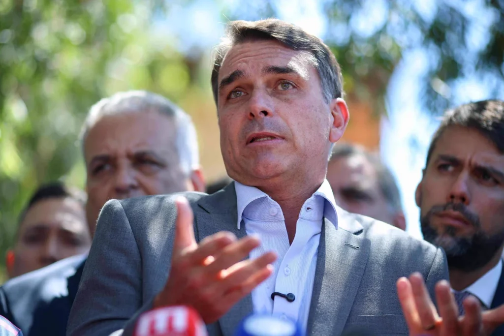 Flávio Bolsonaro e a polêmica contratação da Elytron por R$ 600 mil