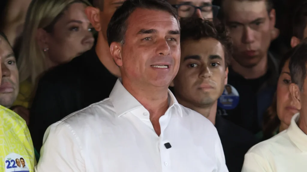 Flávio Bolsonaro é intimado a entregar passaportes pela Polícia Federal