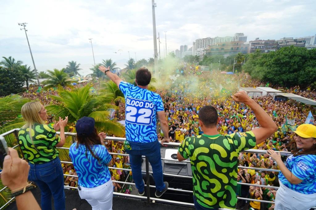 Flávio Bolsonaro encerra campanha com ato na Barra da Tijuca