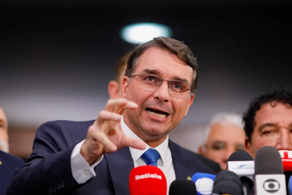 Flávio Bolsonaro propõe compra de dívidas e suspensão de boletos