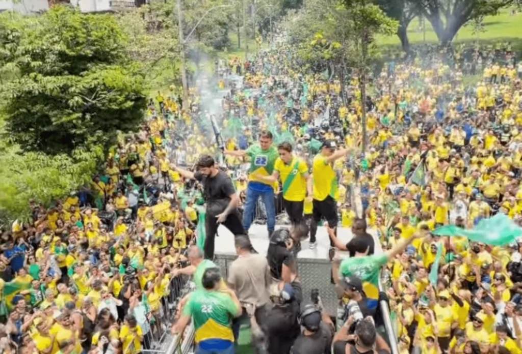 Flávio Bolsonaro reúne aliados em ato de campanha em Belo Horizonte