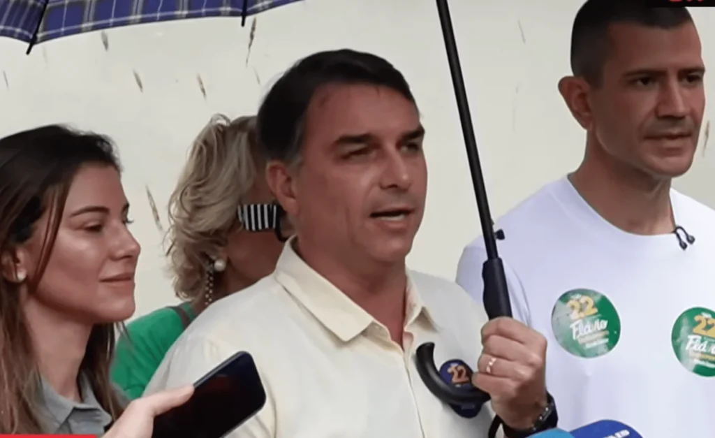 Flávio Bolsonaro vota no Rio e expressa preocupação com o futuro do Brasil