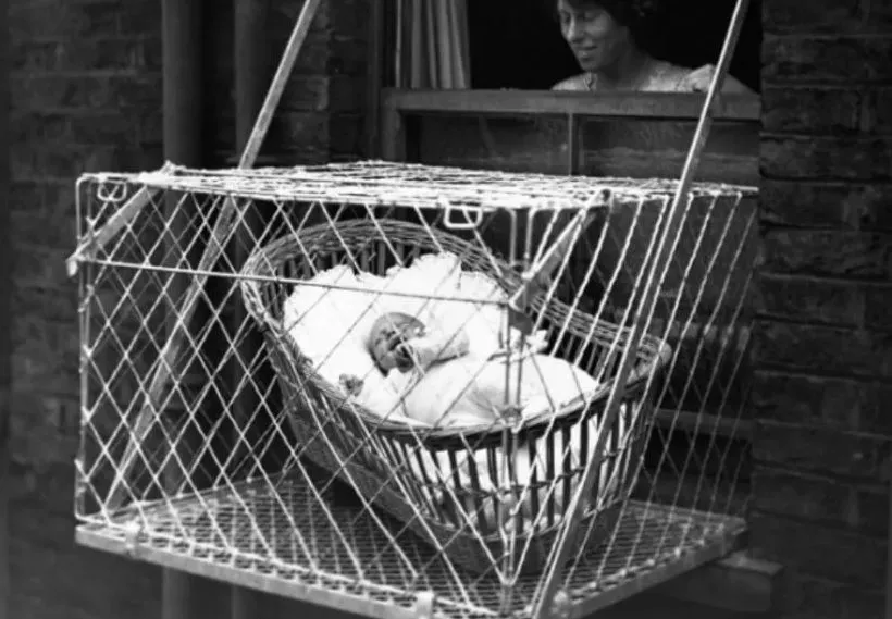 Gaiolas para bebês: a prática inusitada dos anos 1930
