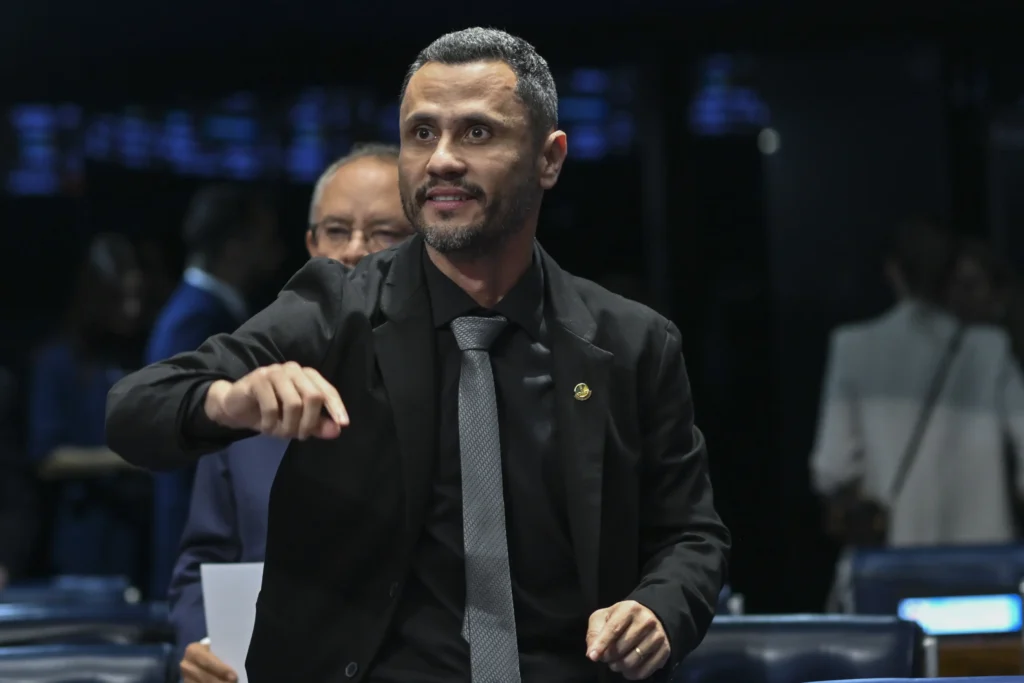 Governador eleito de MG, Cleitinho Azevedo, realiza procedimentos estéticos após vitória