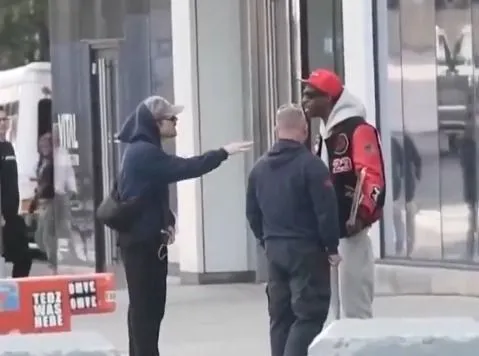 Harry Styles se envolve em discussão com caçador de autógrafos em Nova York