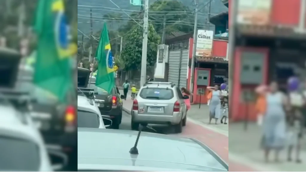 Homem embriagado atropela crianças durante manifestação em Ilhabela