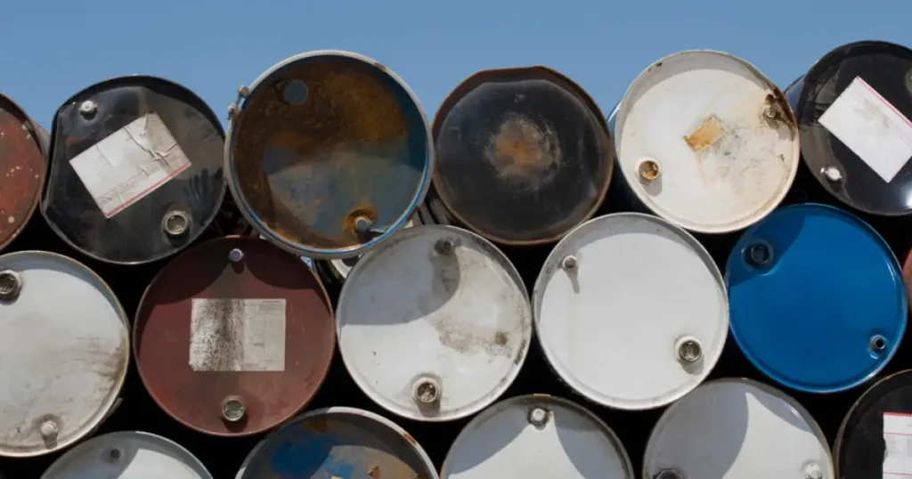 IEA libera 325 milhões de barris para conter preços do petróleo