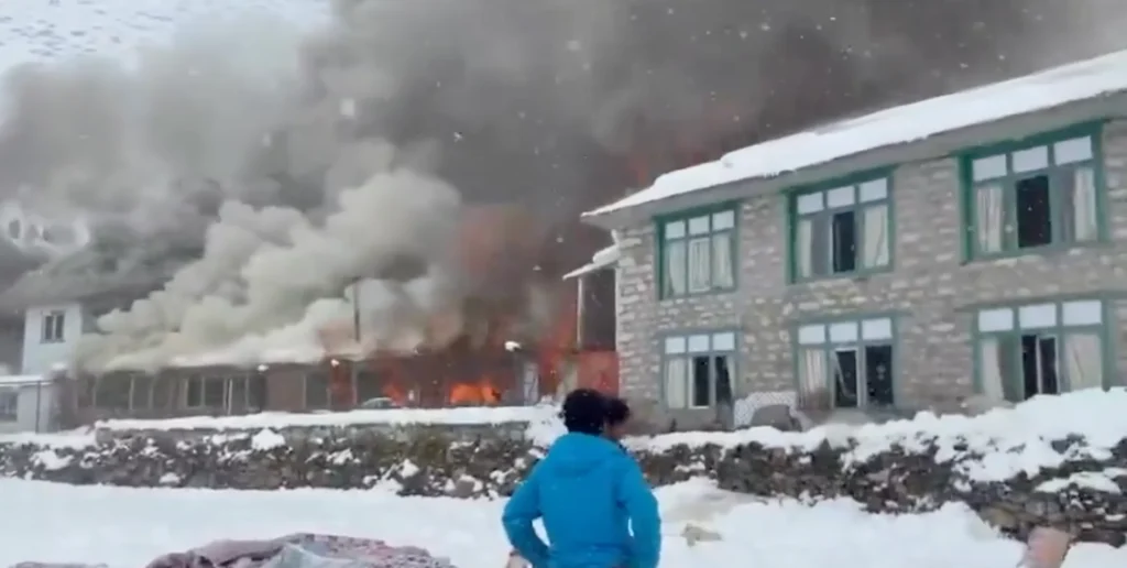 Incêndio destrói hotel no Nepal durante nevasca no Everest