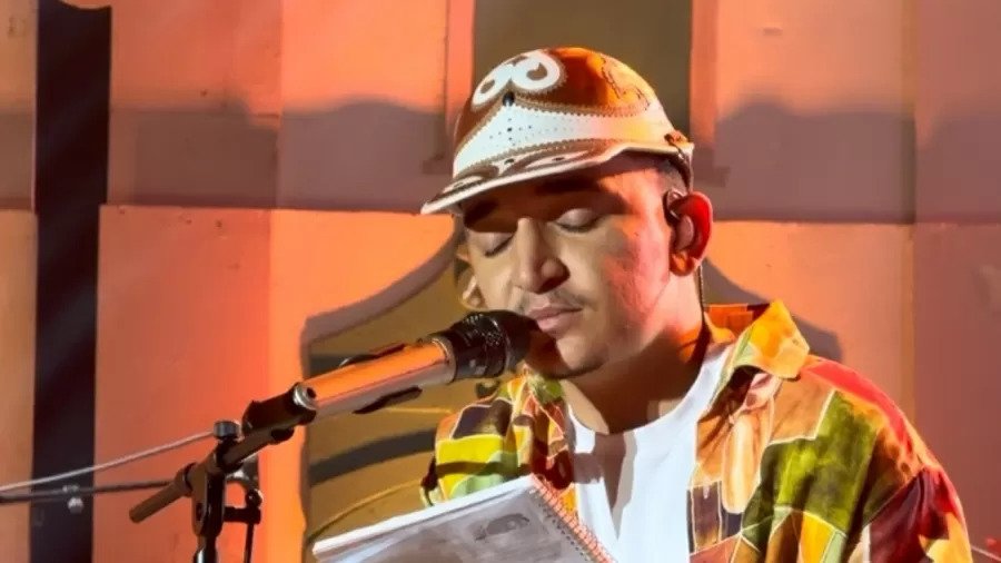 João Gomes defende educação e democracia em show em Londrina