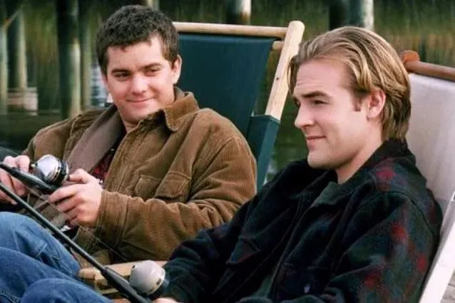 Joshua Jackson emociona-se ao homenagear colega de 'Dawson's Creek'