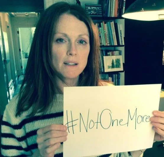 Julianne Moore condena violência armada após tragédia em escola nos EUA