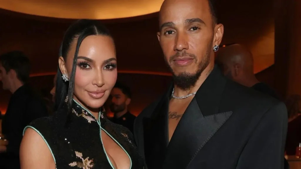 Lewis Hamilton presenteia filhos de Kim Kardashian com filhote de cachorro