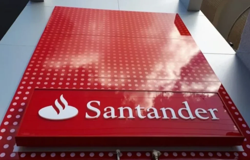 Lucro do Santander Brasil cai 28% em um ano, inadimplência avança