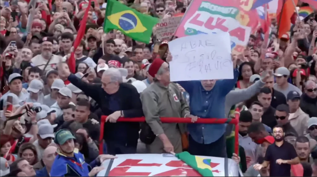 Lula critica Flávio Bolsonaro em debate e cobra abertura de sigilos