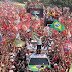 Lula exibe Constituição e bandeira do Brasil em ato no Rio de Janeiro