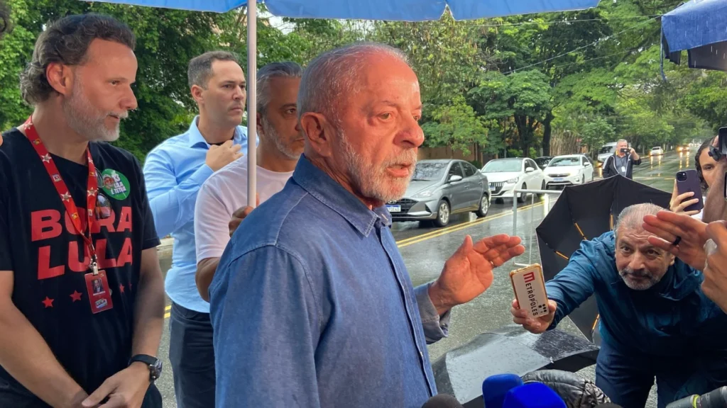 Lula promete ação judicial contra prefeitos por redução de transporte em dia de votação