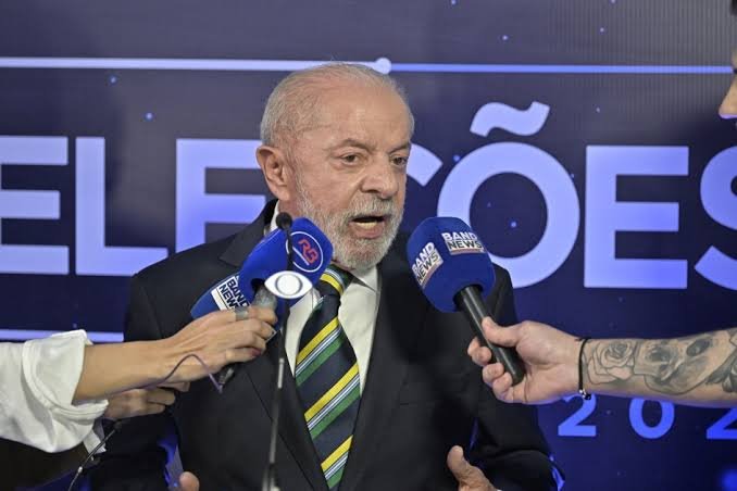 Lula se afasta de Flávio Bolsonaro em debate e critica família