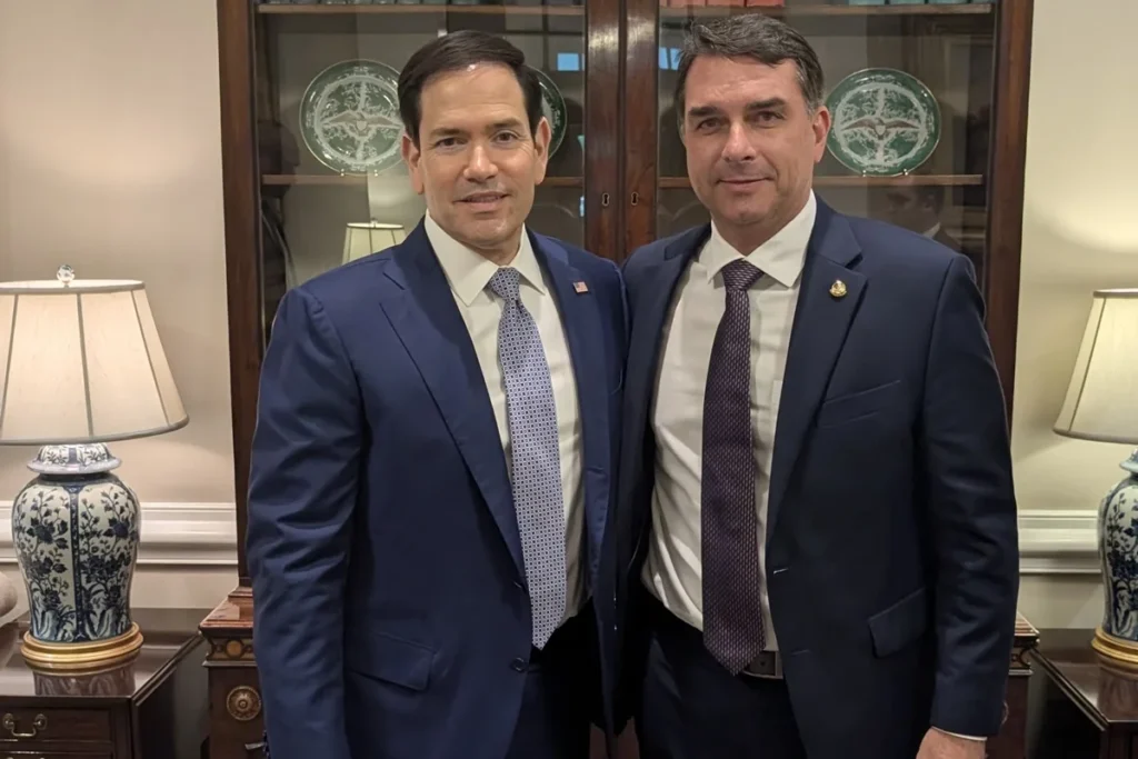 Marco Rubio é acusado de ajudar Flávio Bolsonaro a fugir para os EUA