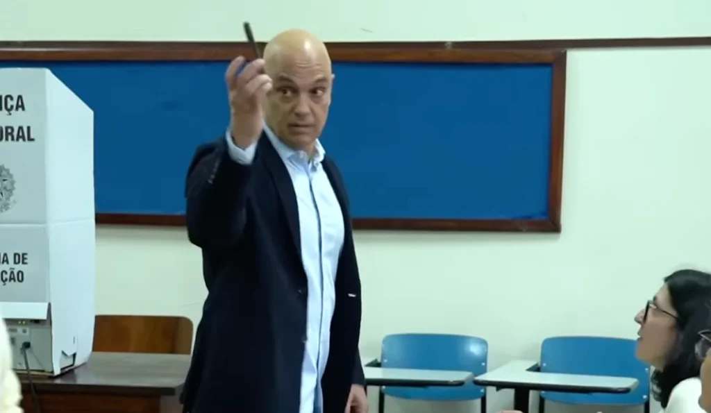 Ministro Alexandre de Moraes exibe celular ao votar em São Paulo