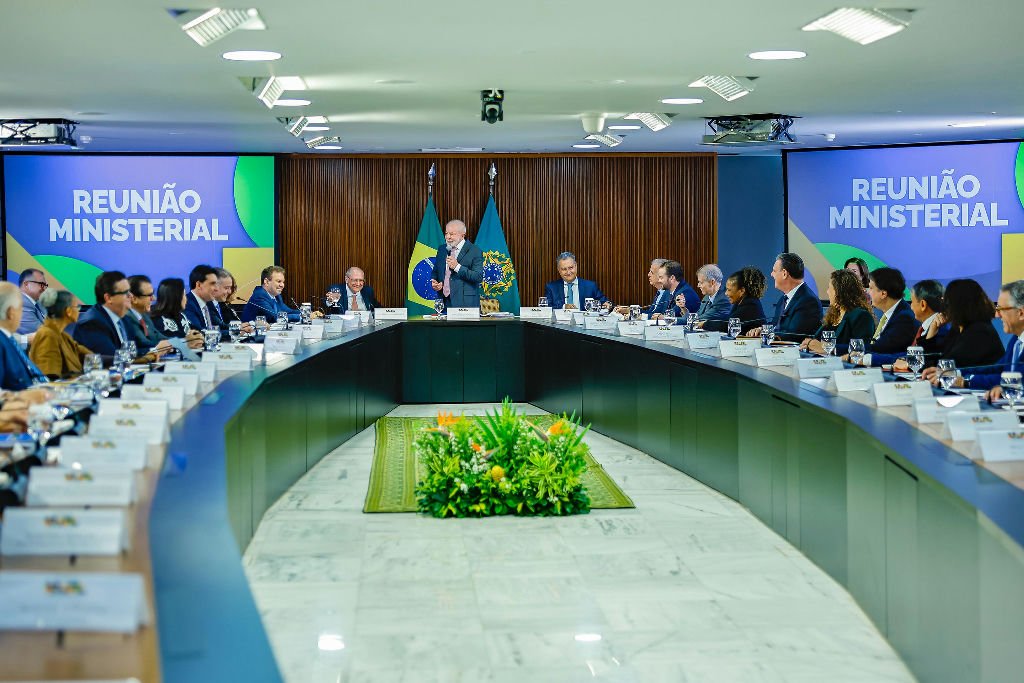 Ministros de Lula enfrentam rejeição nas urnas em eleição decisiva