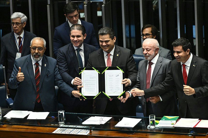 Nova jornada de trabalho no Brasil: desafios e impactos da PEC 221