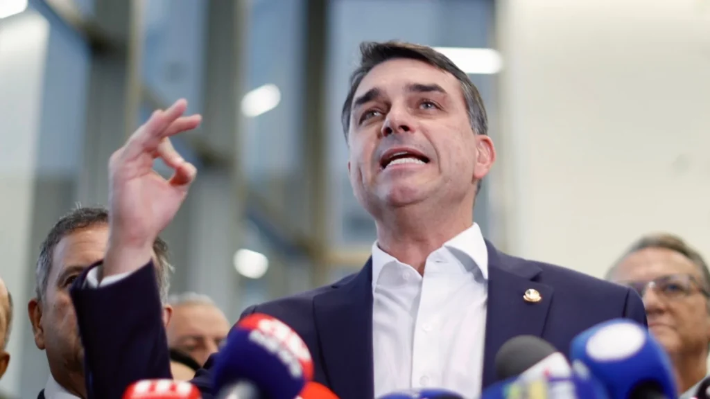 Oposição questiona intimação de Flávio Bolsonaro pela PF após eleições