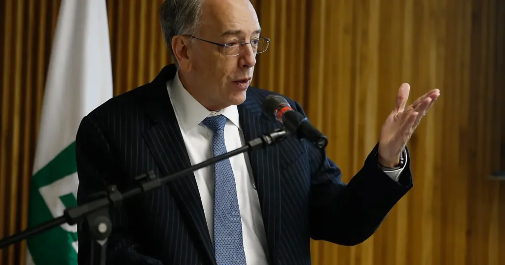Pedro Parente critica candidatos e destaca riscos políticos