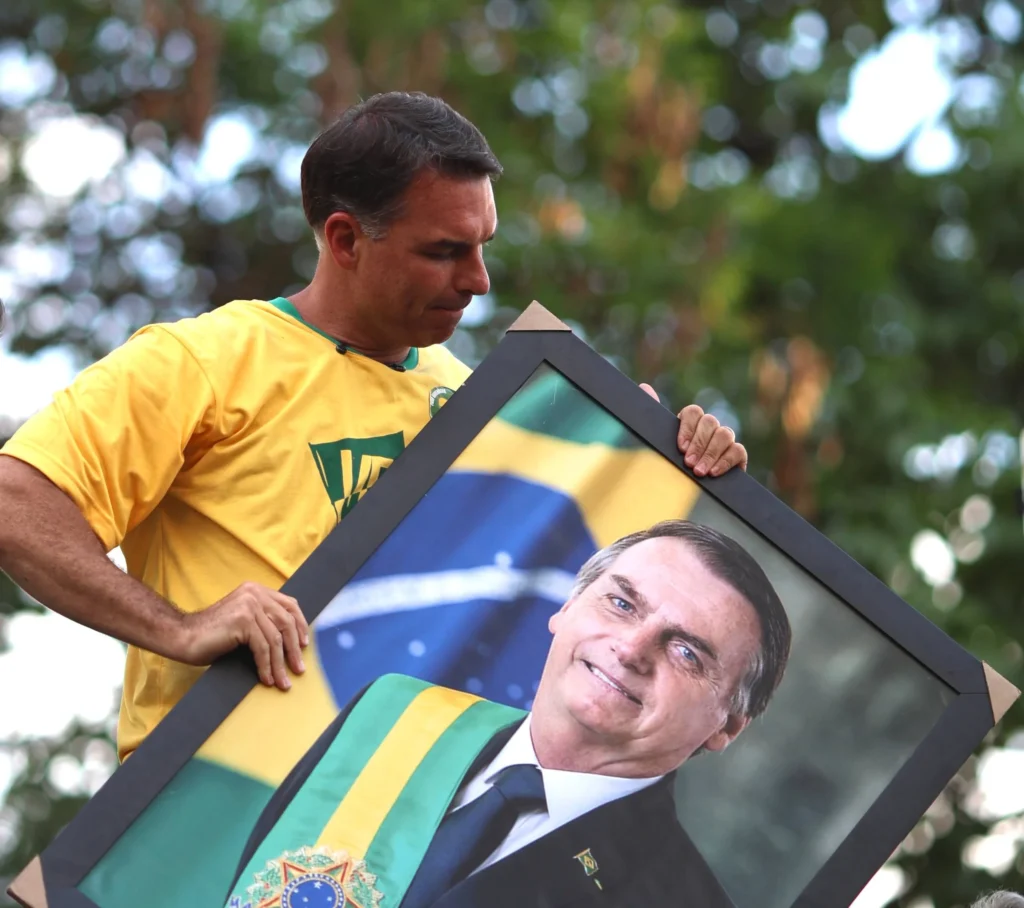 PGR apoia visita de Flávio a Bolsonaro em prisão domiciliar