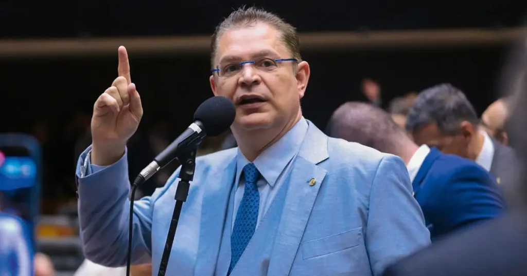PL propõe regime de pagamento por hora trabalhada em 2027 com eleição de Flávio Bolsonaro