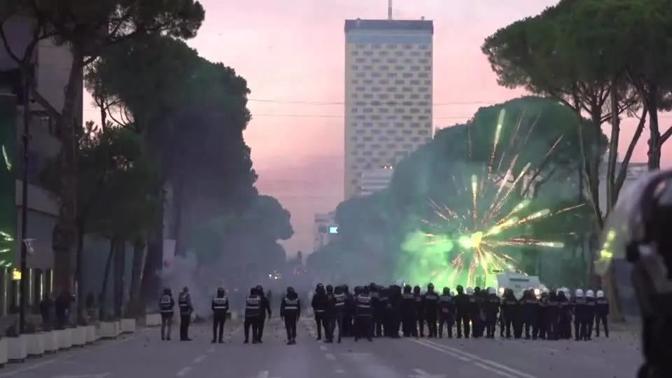 Protestos em Tirana: manifestantes enfrentam polícia com fogos de artifício