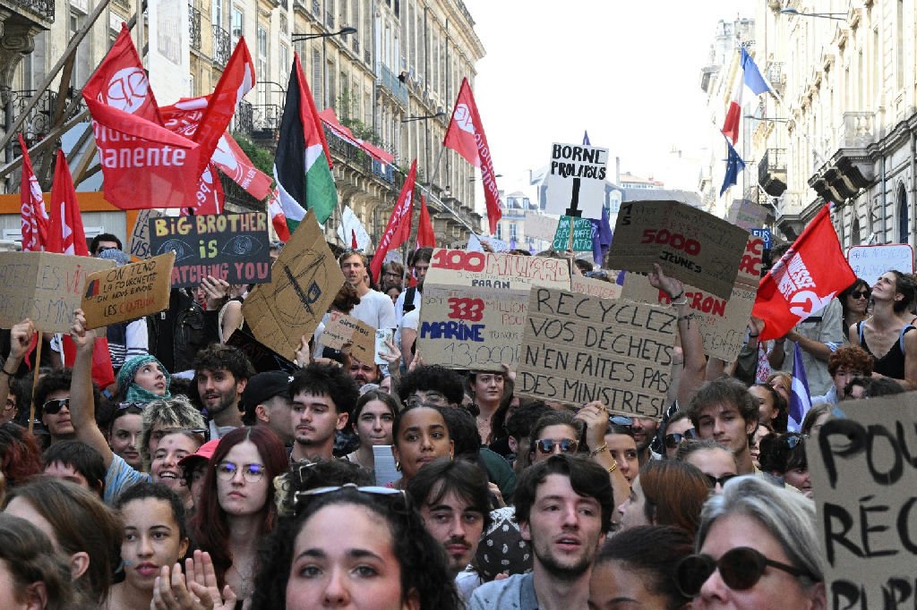 Protestos estudantis na França ganham força e pressionam governo Macron
