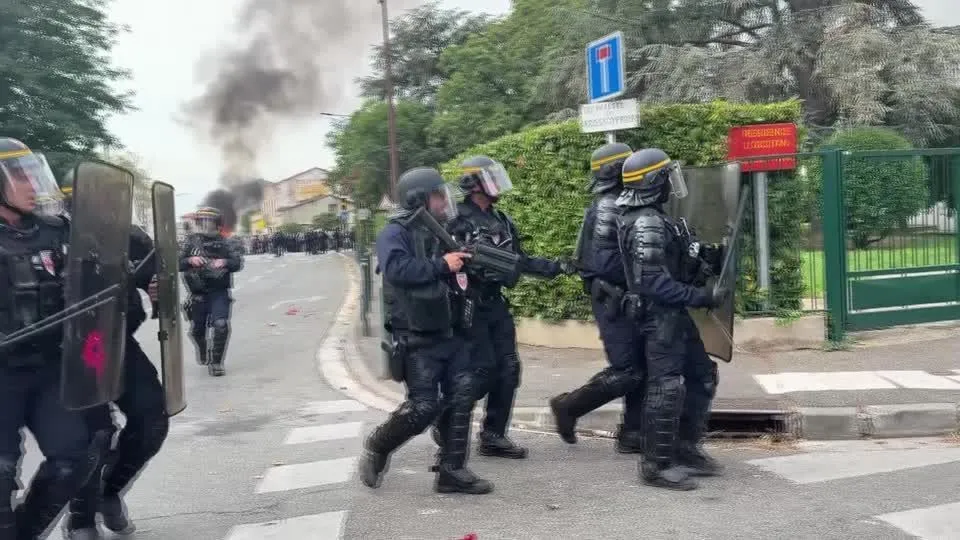Protestos estudantis na França geram confrontos com a polícia