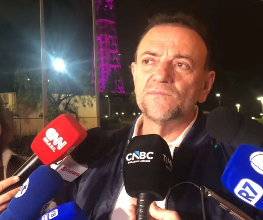 PT critica condecoração de miliciano por Flávio Bolsonaro