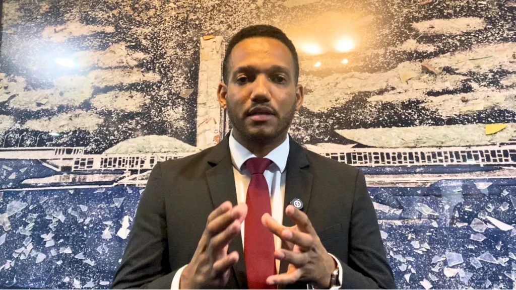 Rick Azevedo critica influência de Flávio Bolsonaro na PEC do 6 X 1