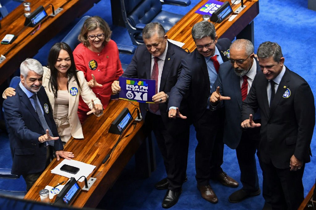 Senado aprova PEC que garante dois dias de folga semanal para trabalhadores