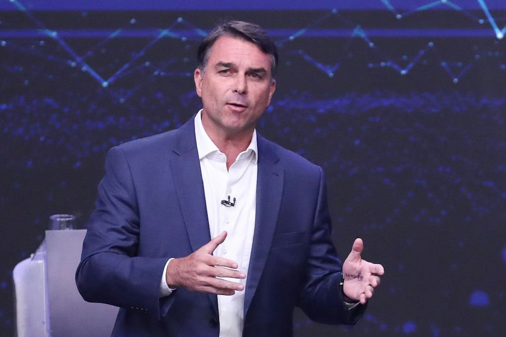 Suspeita de bomba em carro de Flávio Bolsonaro é descartada durante debate