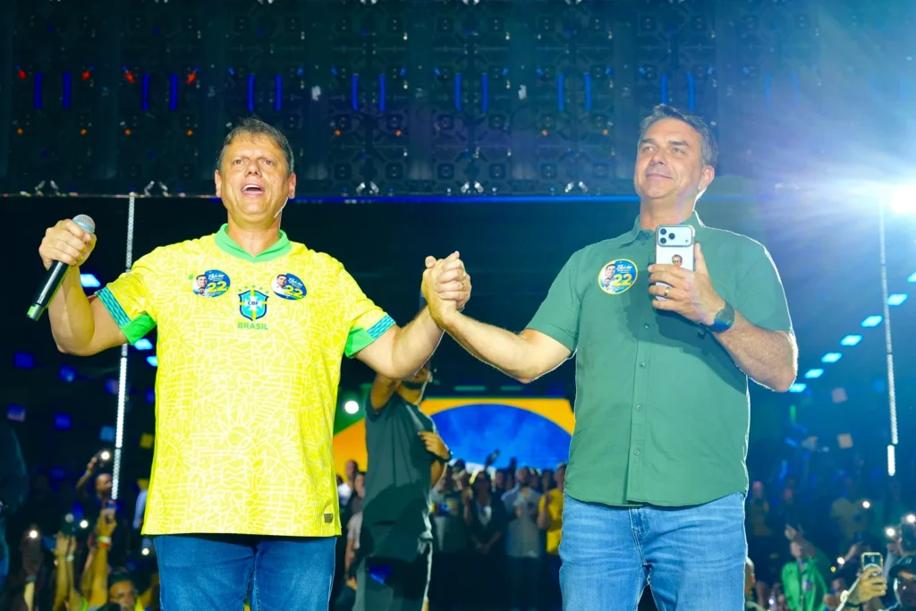Tarcísio aconselha Flávio Bolsonaro a permanecer no Brasil após derrota