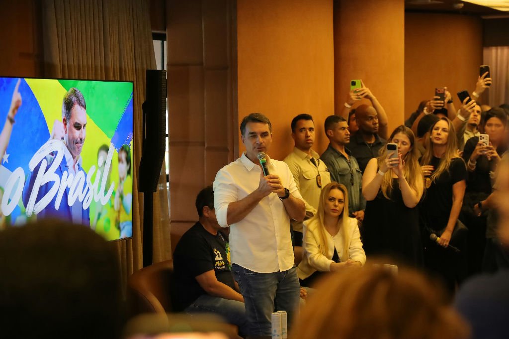 TSE impede Flávio Bolsonaro de promover vídeo contra Lula