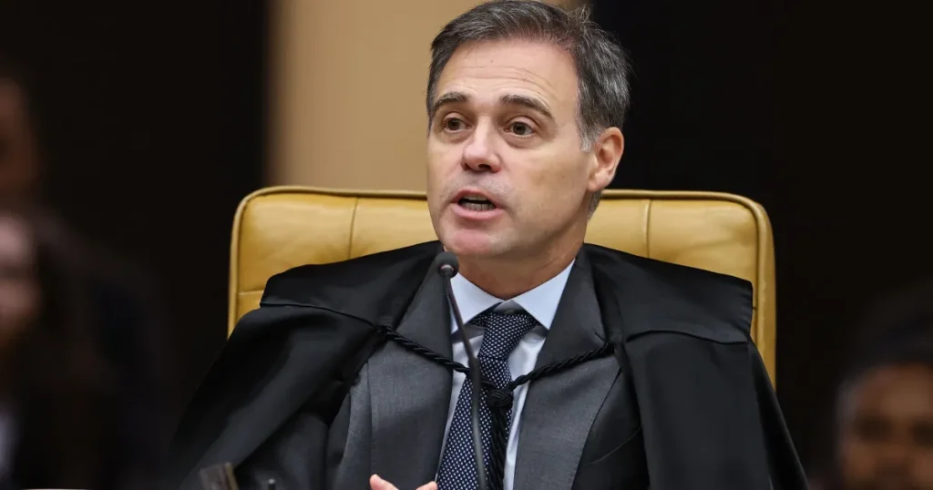TSE proíbe campanha de Lula de afirmar que Flávio Bolsonaro é contra fim da escala 6x1