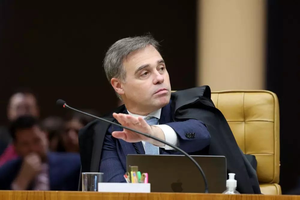 TSE suspende propaganda de Lula que associa Flávio Bolsonaro a milícias