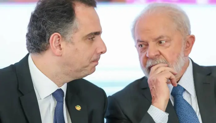 O ex-presidente do Senado, Rodrigo Pacheco, e o presidente Luiz Inácio Lula da Silva, durante so...